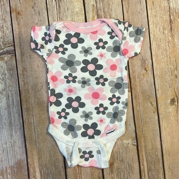 Newborn Girls Gerber Onesie Bundle - Picture 4 of 6